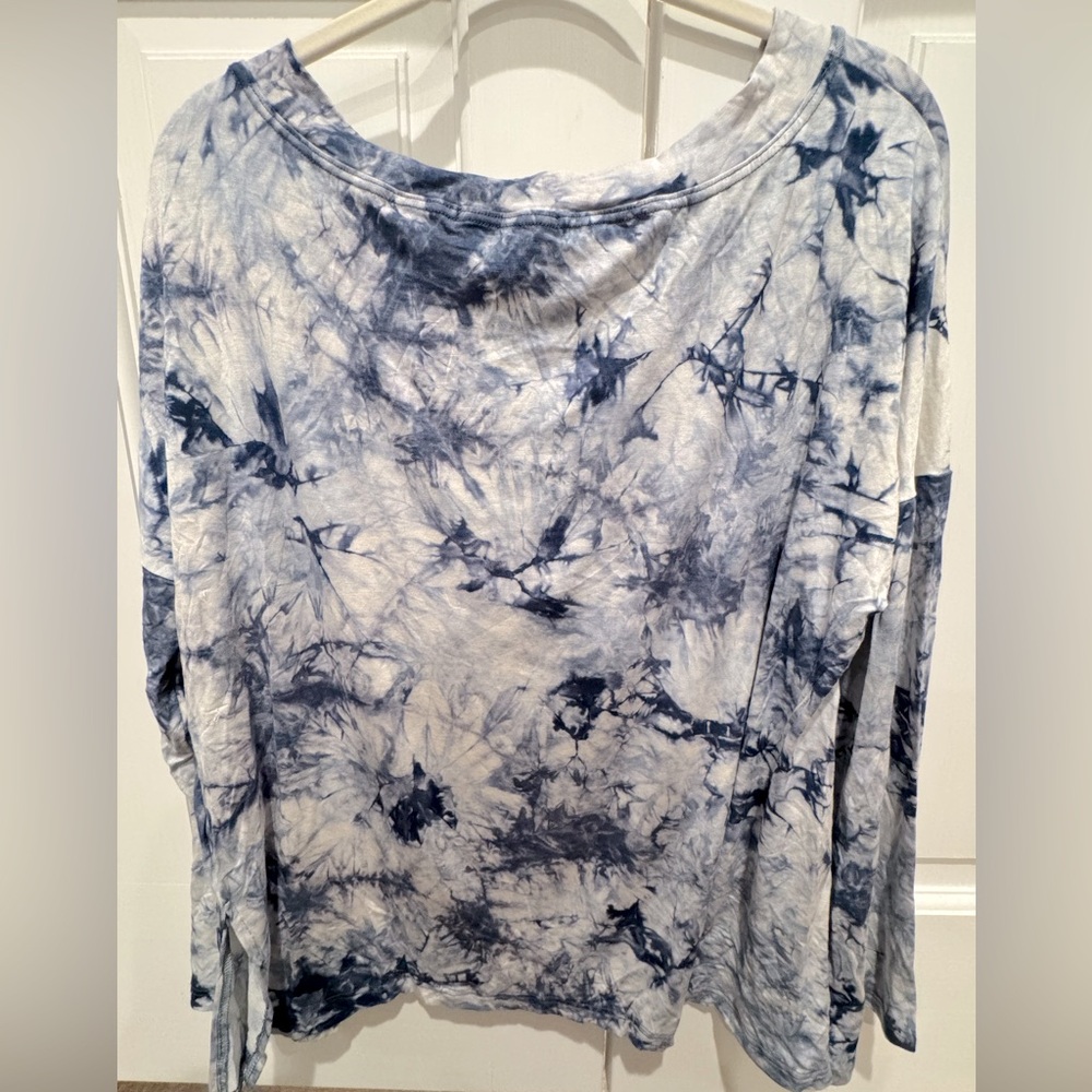Lulu’s Boho Margaret Blue and White Tie-Dye Top Size Medium - Picture 7 of 8